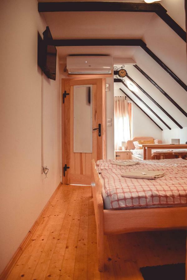 Sobe Na Vinskoj Cesti Zmajevac Apartment ภายนอก รูปภาพ